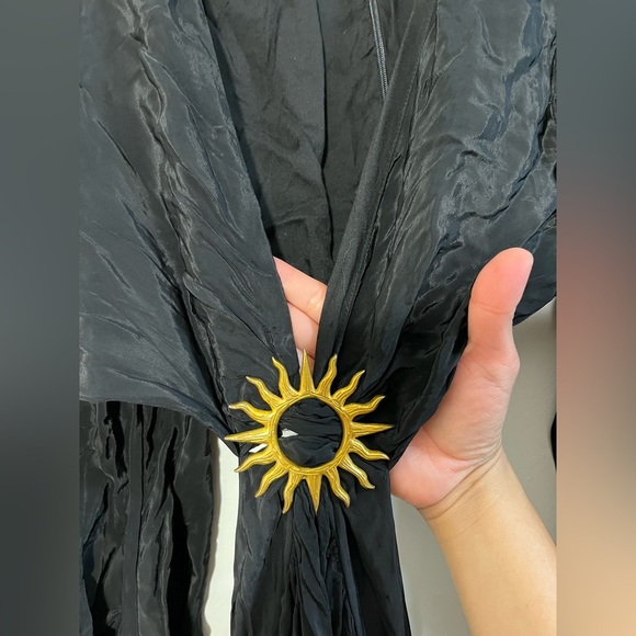 Cutout Plunging Maxi Dress
Farm Rio - Picture 10 of 14